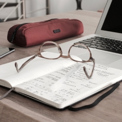 Glasses with a planner and computer